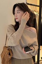 卡其色心机纯欲风一字肩露肩针织衫女秋季感慵懒毛衣内搭上衣