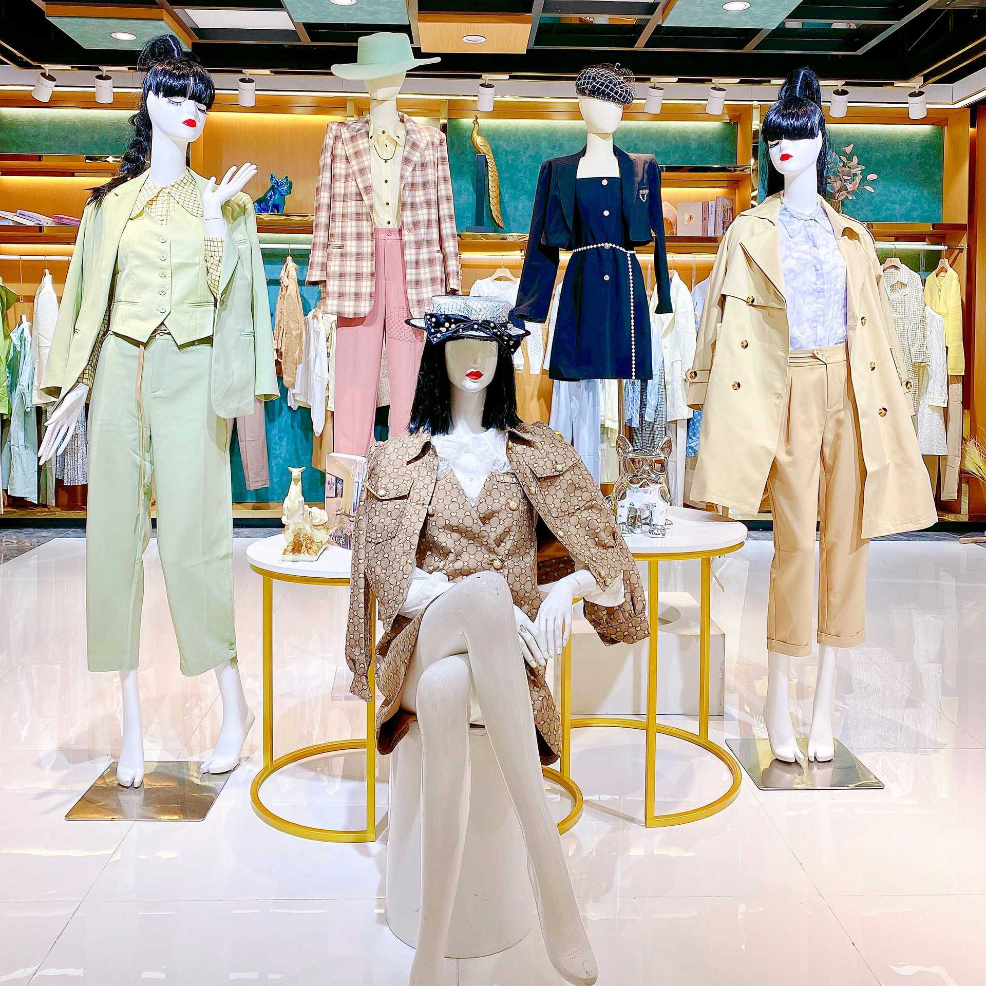 艺素国际22秋品牌折扣女装广州石井伊纳芙羽绒服撤柜批发货源直播