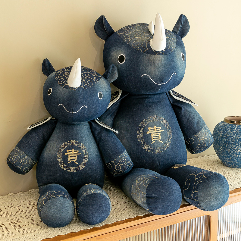 跨境新品犀牛公仔毛绒玩具复古风以犀为贵玩偶吉祥物儿童生日礼物