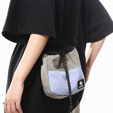 斜挎包女户外休闲手机包抽绳束口包百搭便携轻便单肩小挎包水桶包