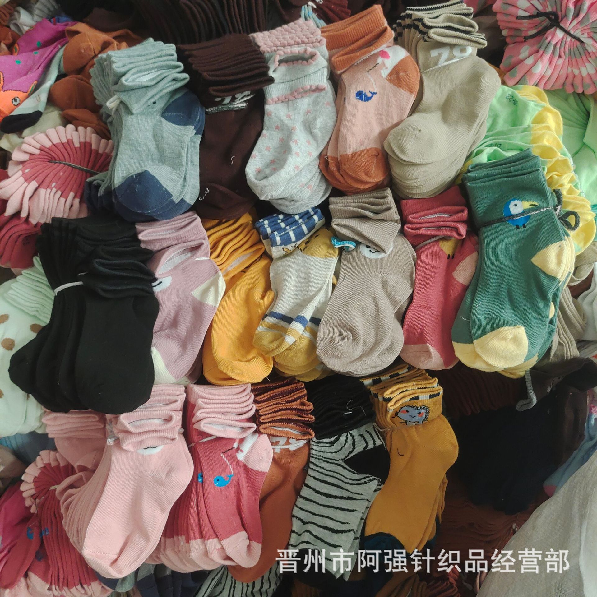 库存袜子跑量款货源十元一捆模式杂款棉袜中筒男女儿童袜地摊批发