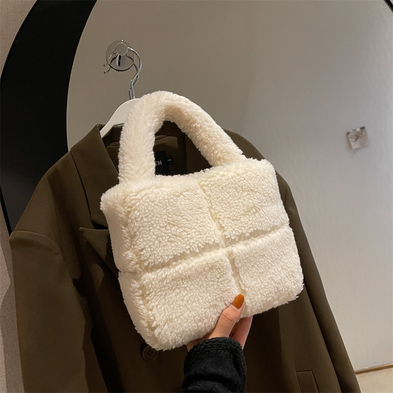 2022 New Winter Lamb Wool Women's Bag Minority Fashion Bucket Bag Versatile Korean Internet Celebrity Plush Hand-Carrying Bag