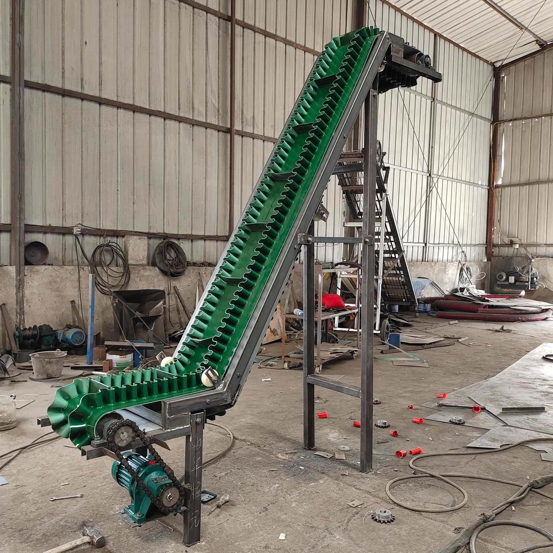 绿色裙边带式输送机 6米长皮带传送机 车间装卸物料输送机