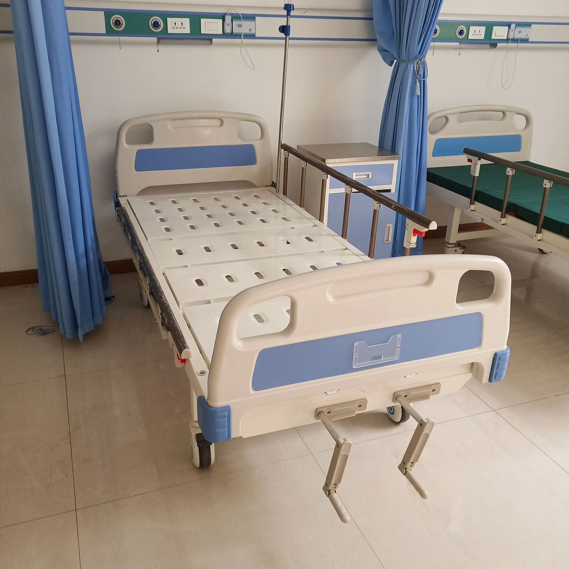 医疗器械厂家直营批量现货可定制abs床头钢制喷塑冲孔面双摇病床