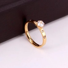 简约闪亮轻奢单钻戒指女镀18K金色钛钢食指环戒子尾戒小众设计感