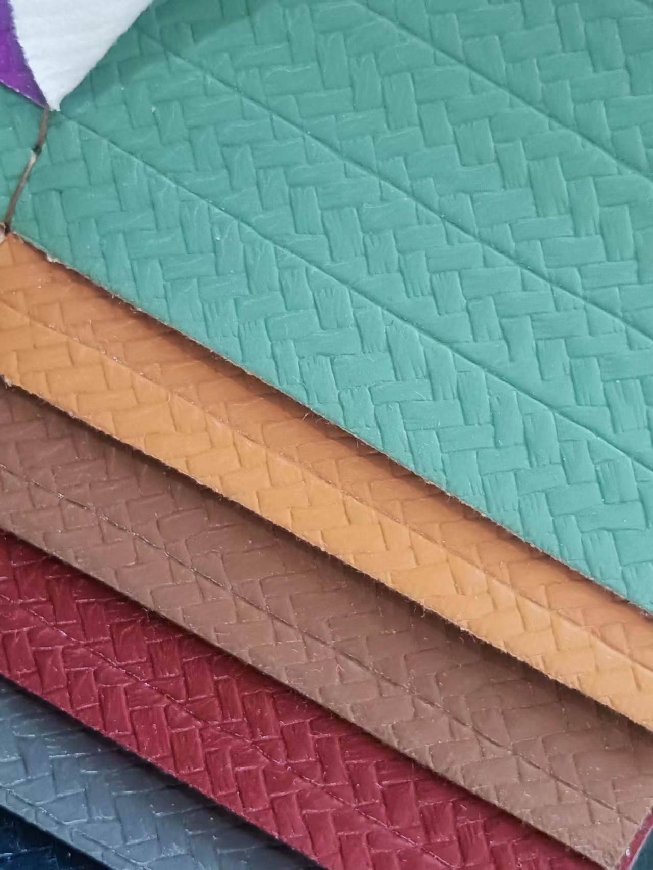 2023高品质丝光绒面压小编织pu合成革鞋靴子箱包腰带表沙发革料材