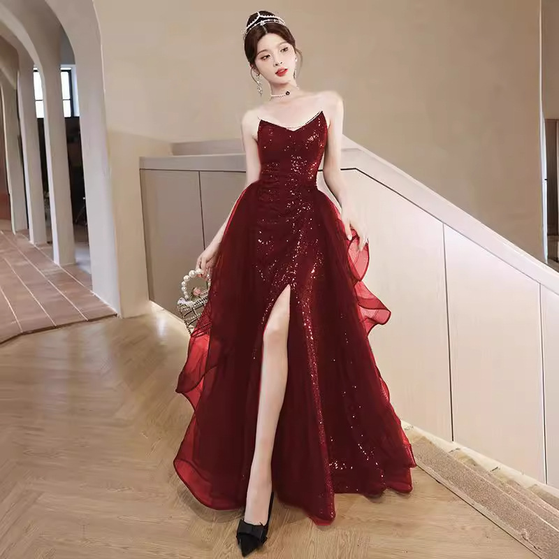 酒红色亮片吊带敬酒服新娘2024新款轻奢小众结婚晚宴订婚晚礼服裙