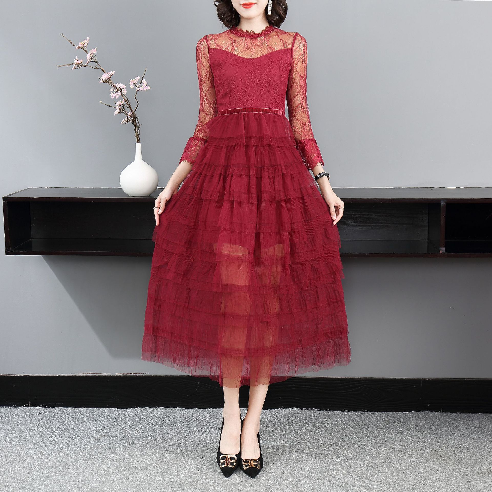 2021年春季新款女装时尚名媛气质圆领木耳边蕾丝刺绣蛋糕连衣裙