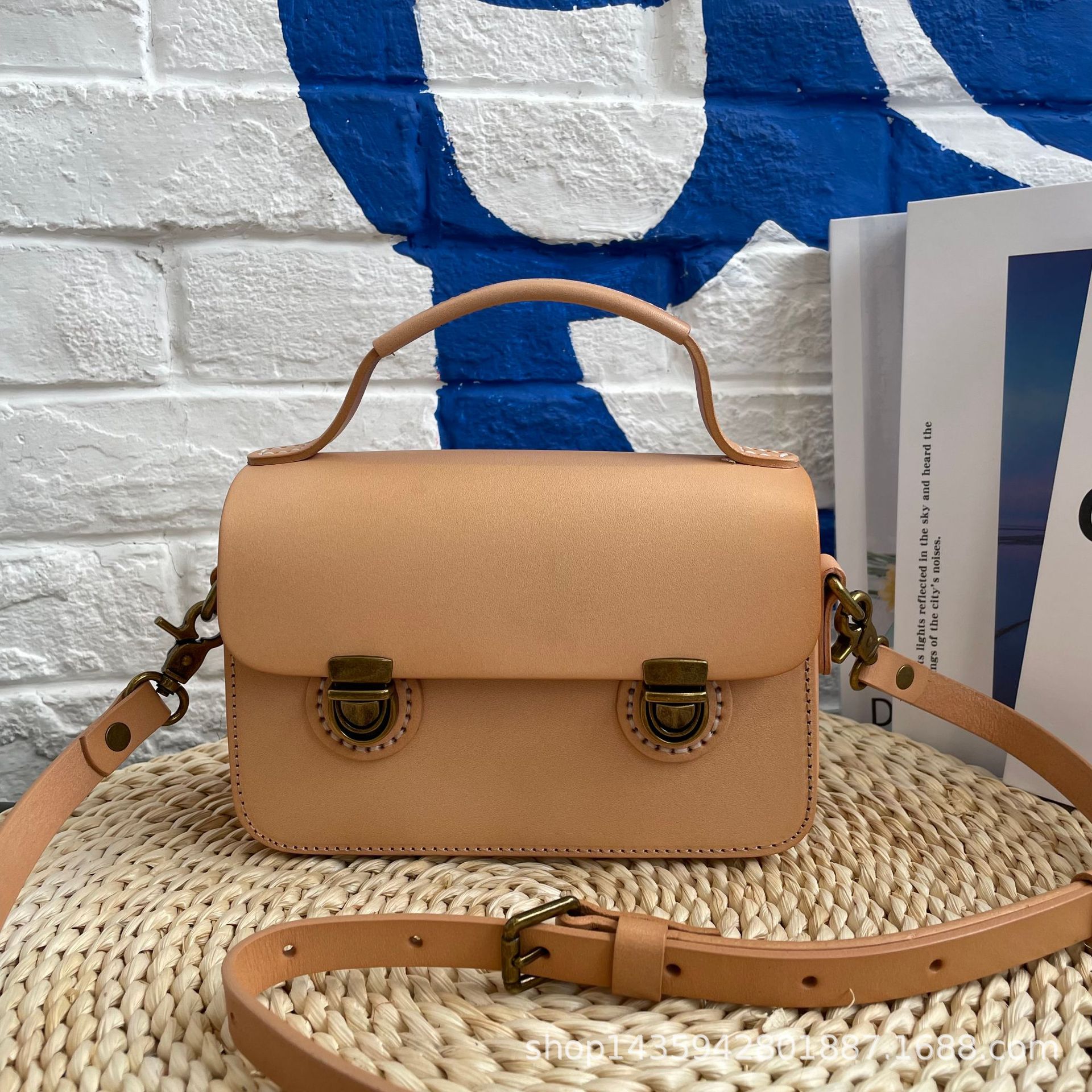 2022新款英伦风剑桥包树膏皮定型手工包纯头层牛皮复古邮差斜挎包