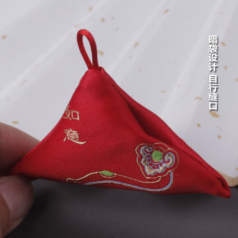 十二生肖儿童三角福袋红色平安符袋荷包刺绣随身挂脖别针