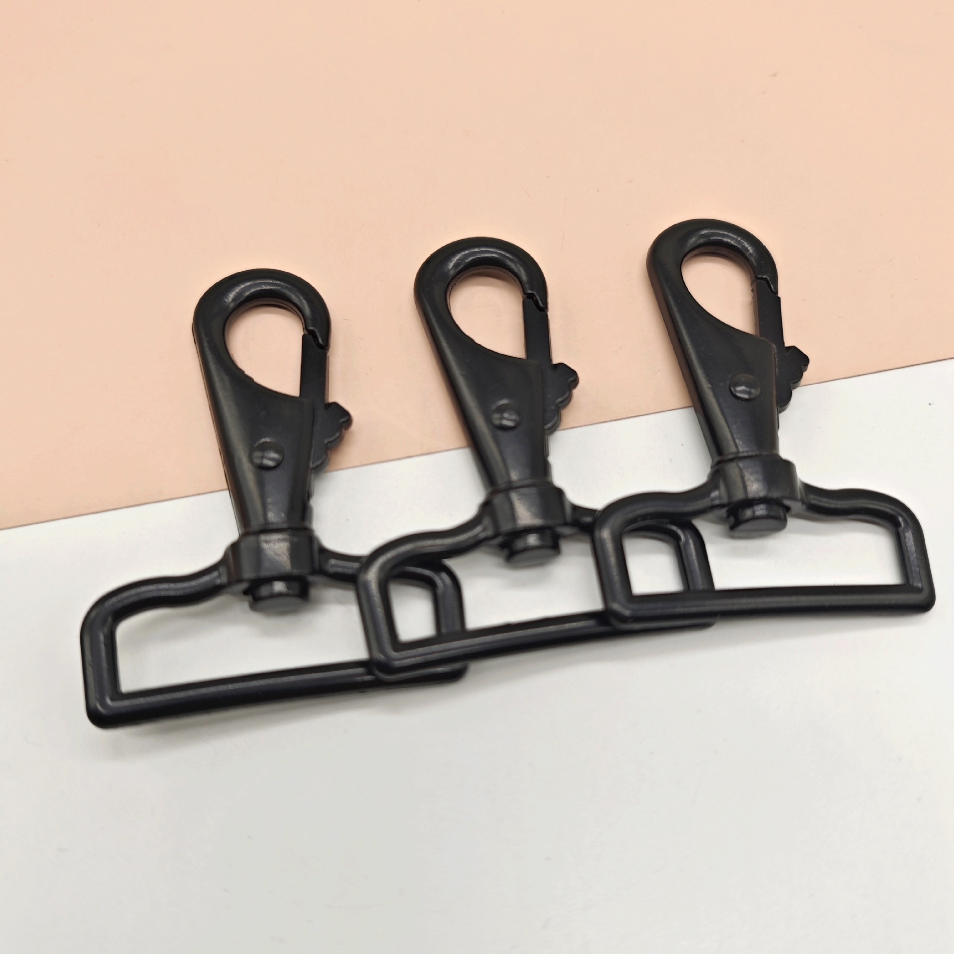 寸5锌合金虾扣 服饰箱包五金挂绳扣电泳黑织带平嘴钥匙三角环虾扣