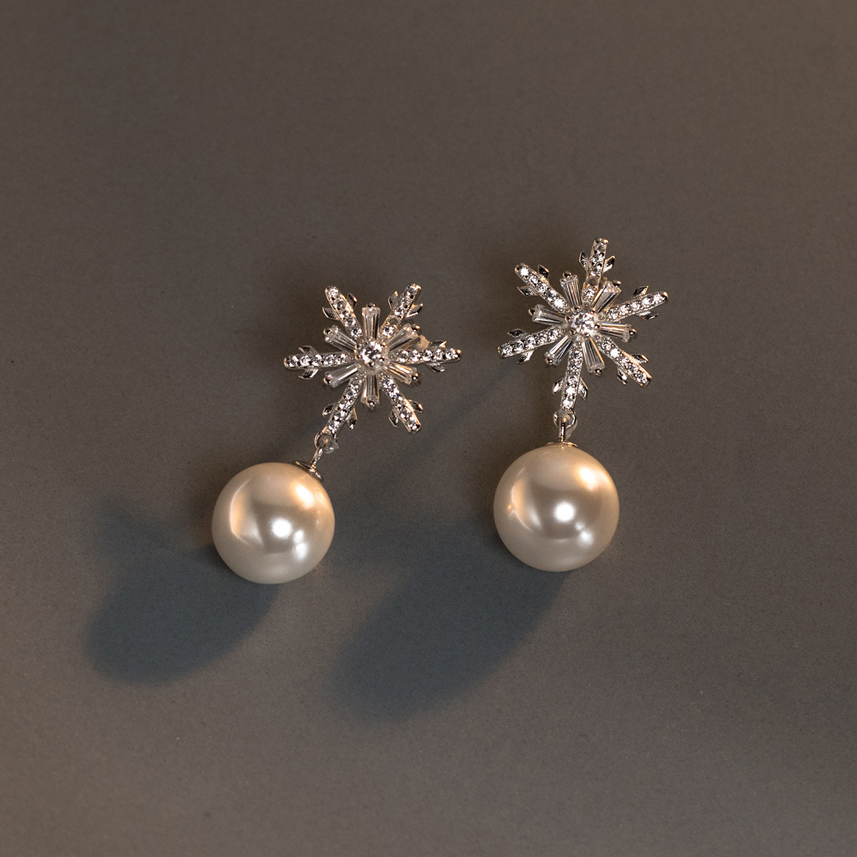 爱洛奇 s925纯银镶钻雪花合成珍珠耳钉ins风高级感气质耳饰m04408