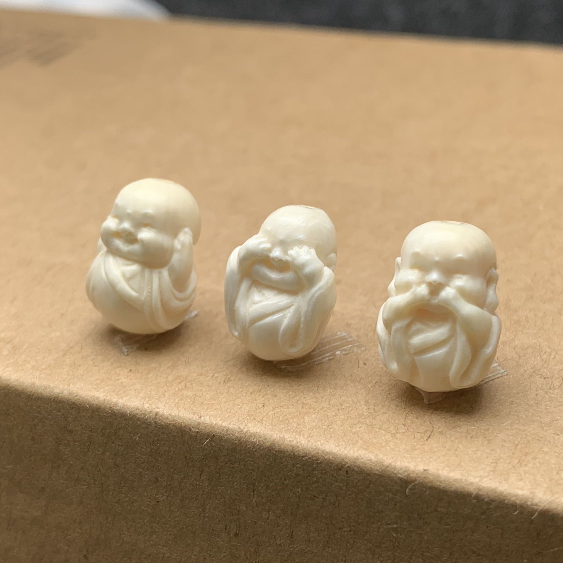 天然猛犸牙雕刻件三不人小佛天地孔背云diy小配饰散珠子工厂