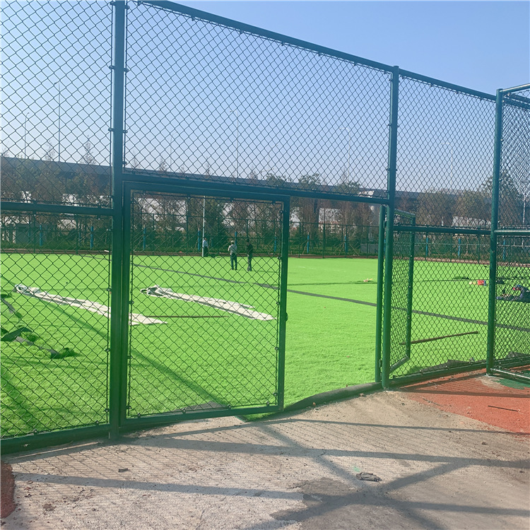 体育场围栏网户外足球隔离铁丝网勾花防护网西安厂家篮球场护栏网