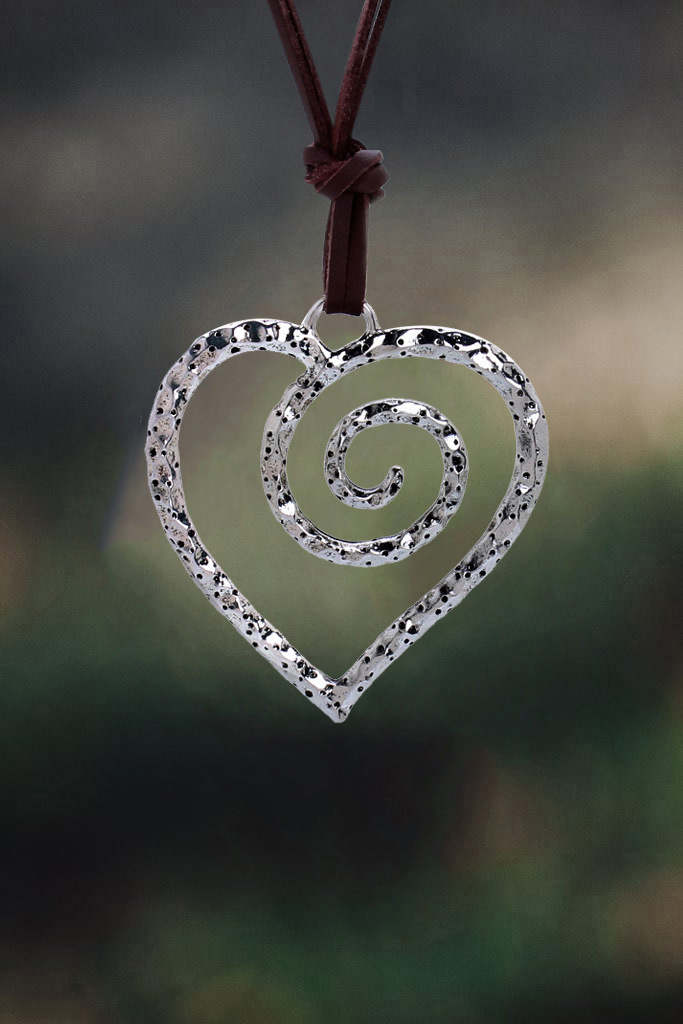 5成交193pcs2021新款欧美复古银心形项链女 爱心吊坠项链皮革毛衣链