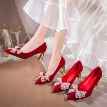 红色婚鞋女粗跟2022春秋新款新娘尖头蝴蝶结水钻婚纱影楼高跟单鞋