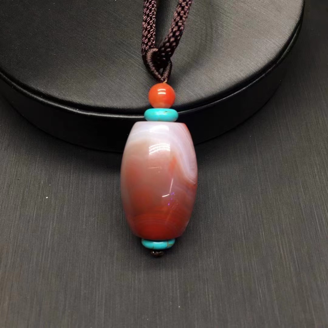 厂家批发料南红特色桶珠吊坠 做工精细 搭配绿松石编织挂绳