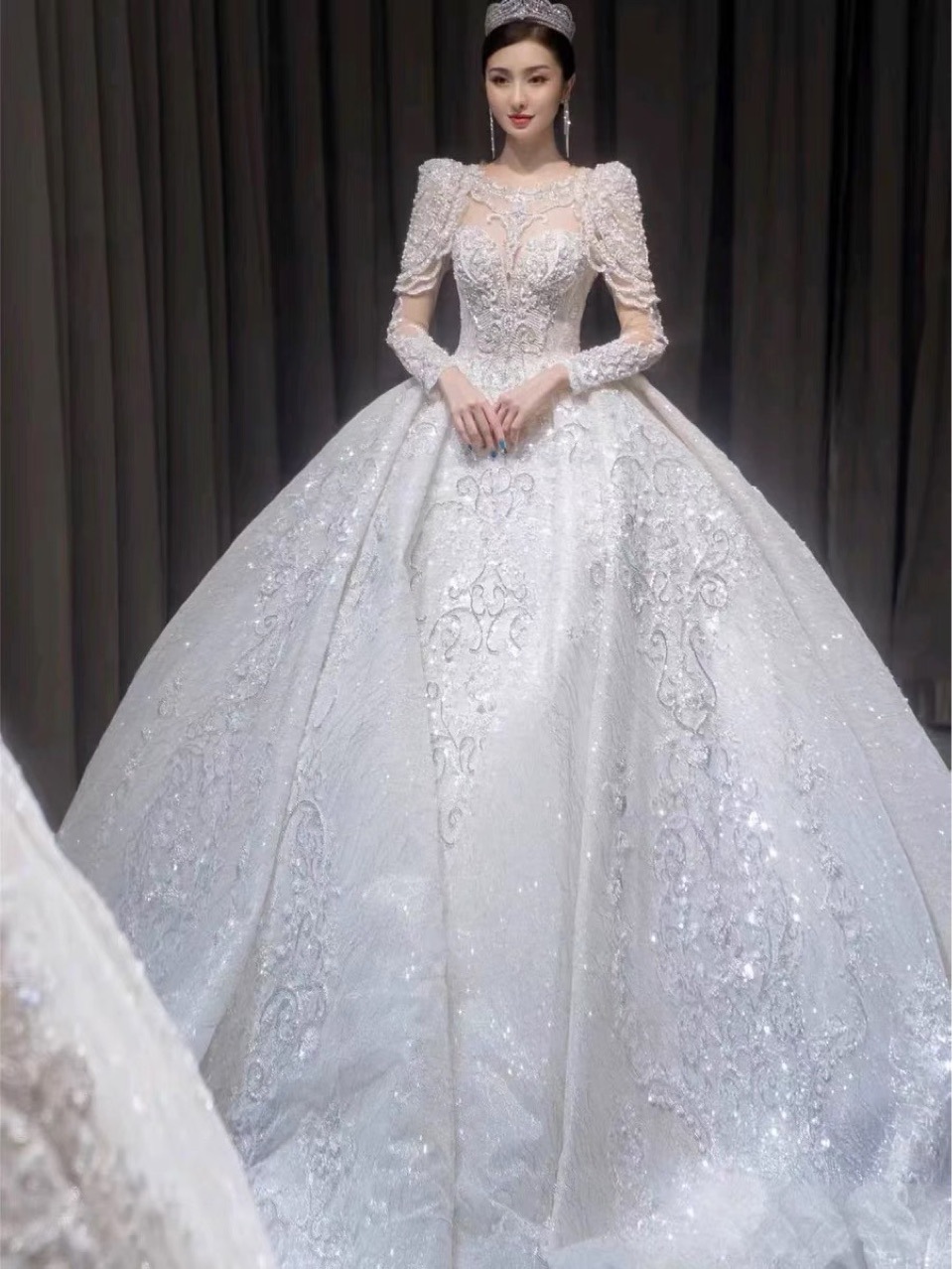 长袖主婚纱2021新款新娘大拖尾一字肩法式重工v领网红宫廷风冬季