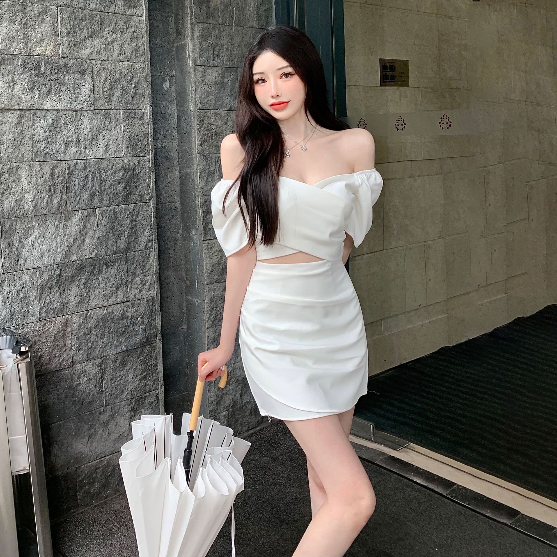 2022夏季新款气质性感一字肩抹胸连衣裙女修身显瘦辣妹露腰包臀裙