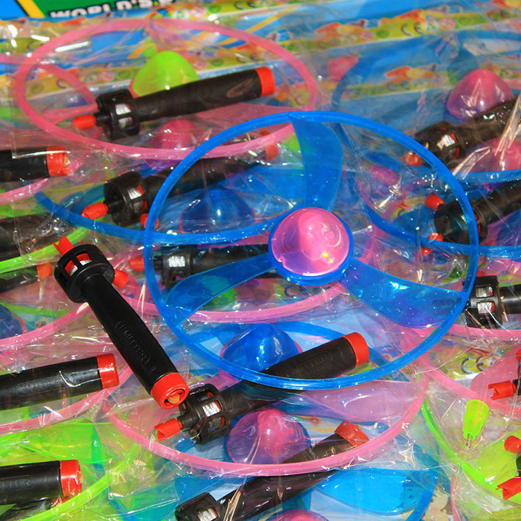 挂板玩具闪光飞轮夜市地摊闪光飞碟led灯光玩具竹蜻蜓2元百货批发