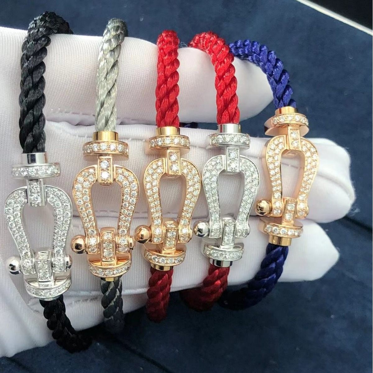 费家高版本满钻大号马蹄扣头手链v金镀18k金男女情侣款钢丝红手绳