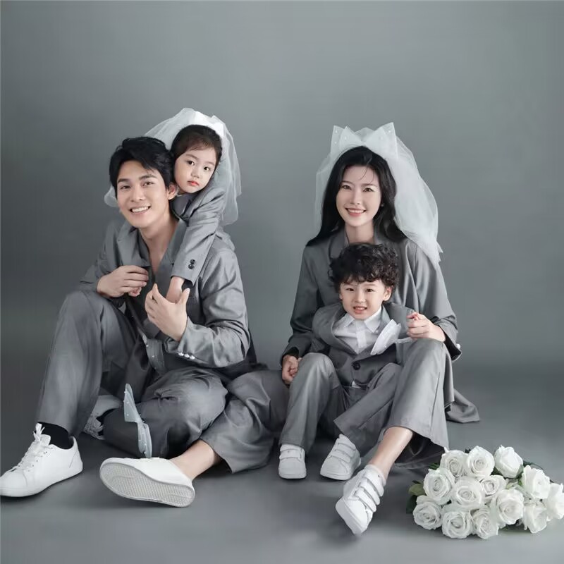新款全家福摄影主题服装影楼一家四口韩系杂志风灰色西装写真套装