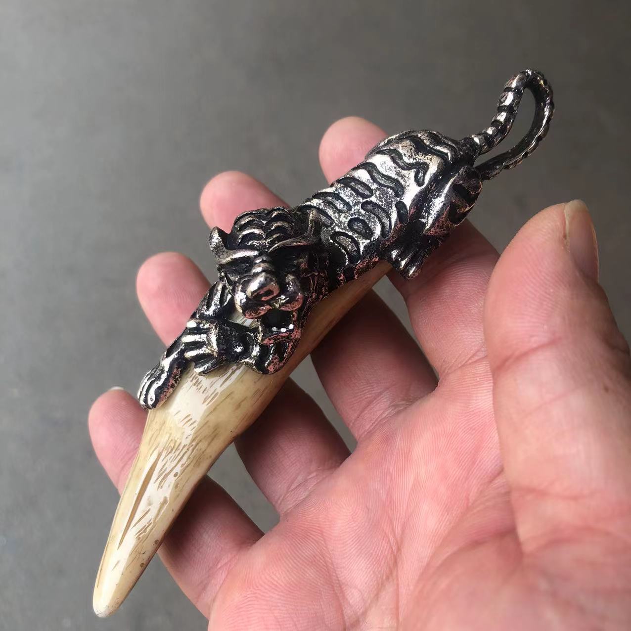 古玩收藏批发镶嵌藏银虎头复古野猪牙吊坠饰品手把件挂件