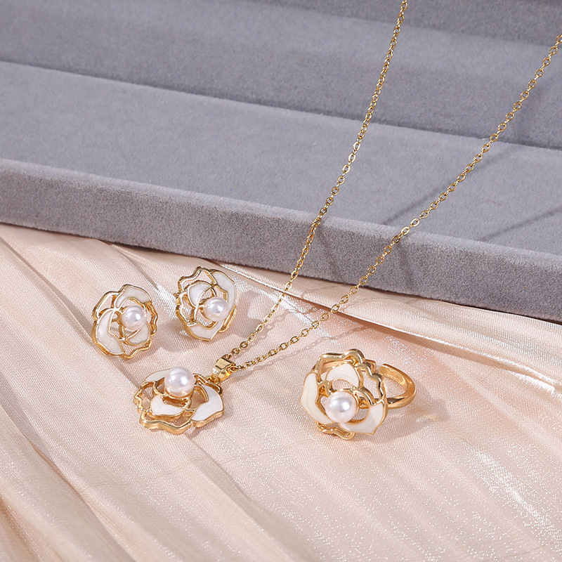 新款轻奢法式百搭珍珠山茶花耳钉项链戒子女三件套山茶花吊坠颈链