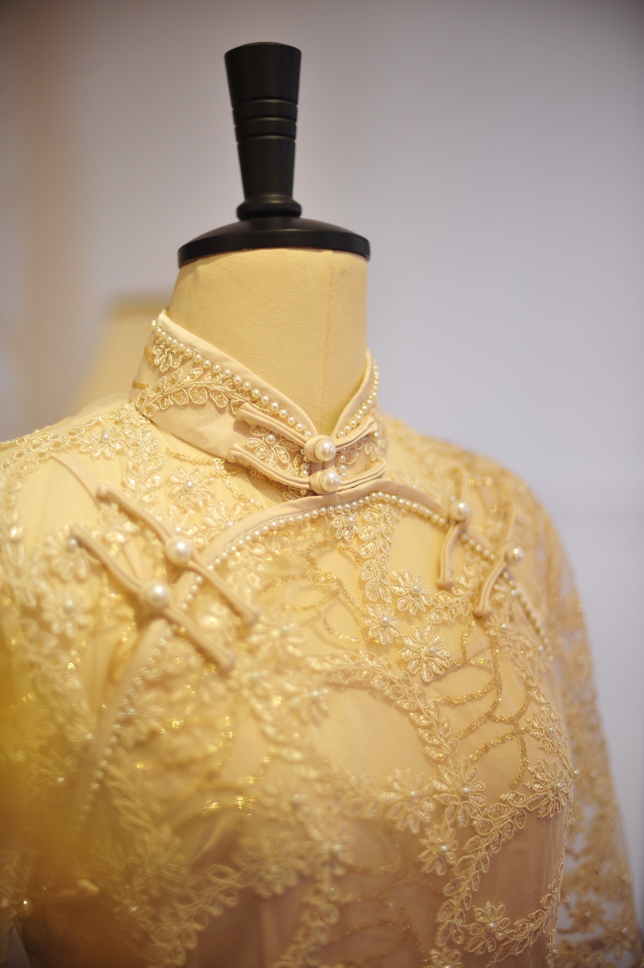 司藤同款 厂家直销金色亮片独立钉珠股线立体刺绣花朵带花边旗袍