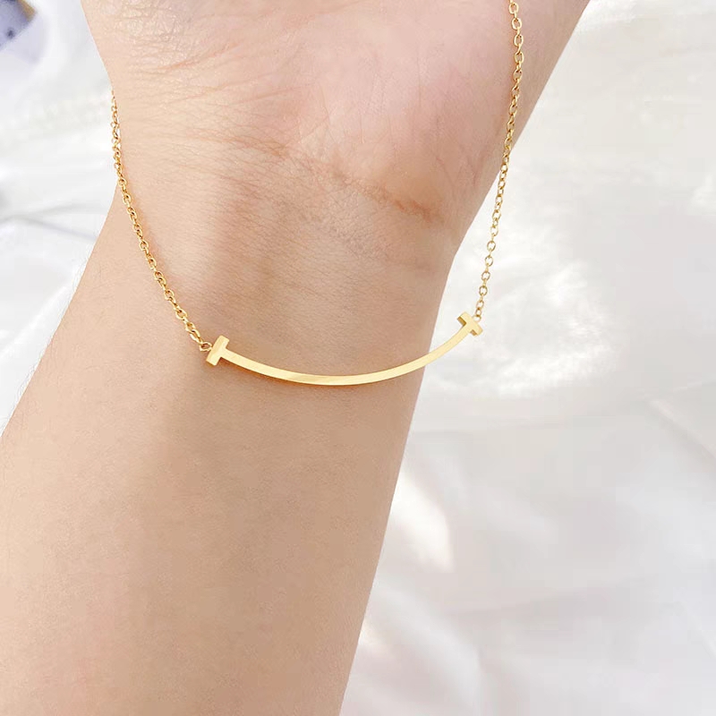 t家经典复古高级清新甜美笑脸项链女钛钢锁骨链轻奢小众设计百搭