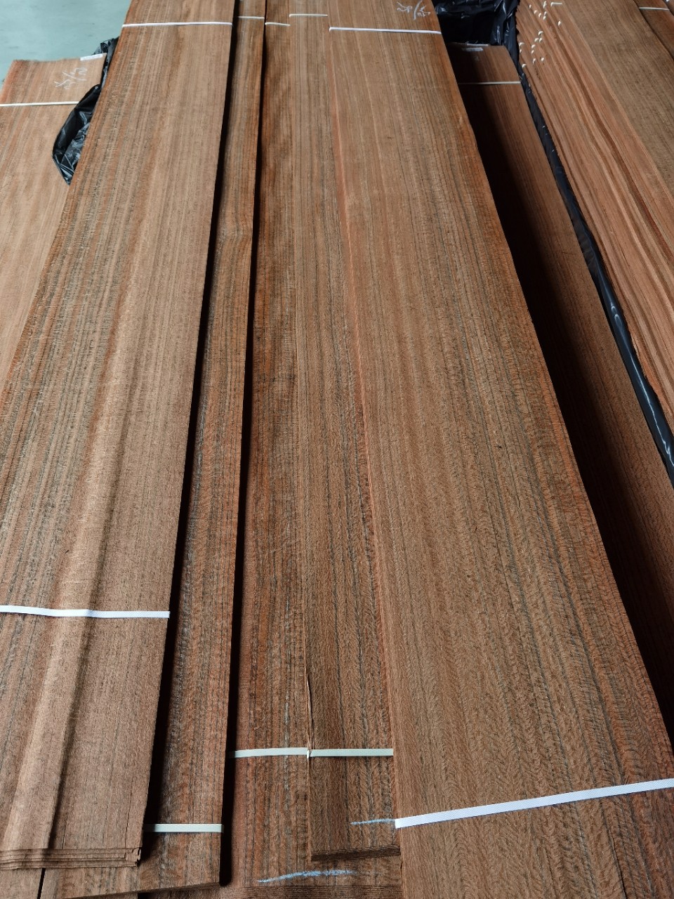 老虎木大尼斯点可染色可订制规格无纺布木皮包覆木皮横拼顺拼皮