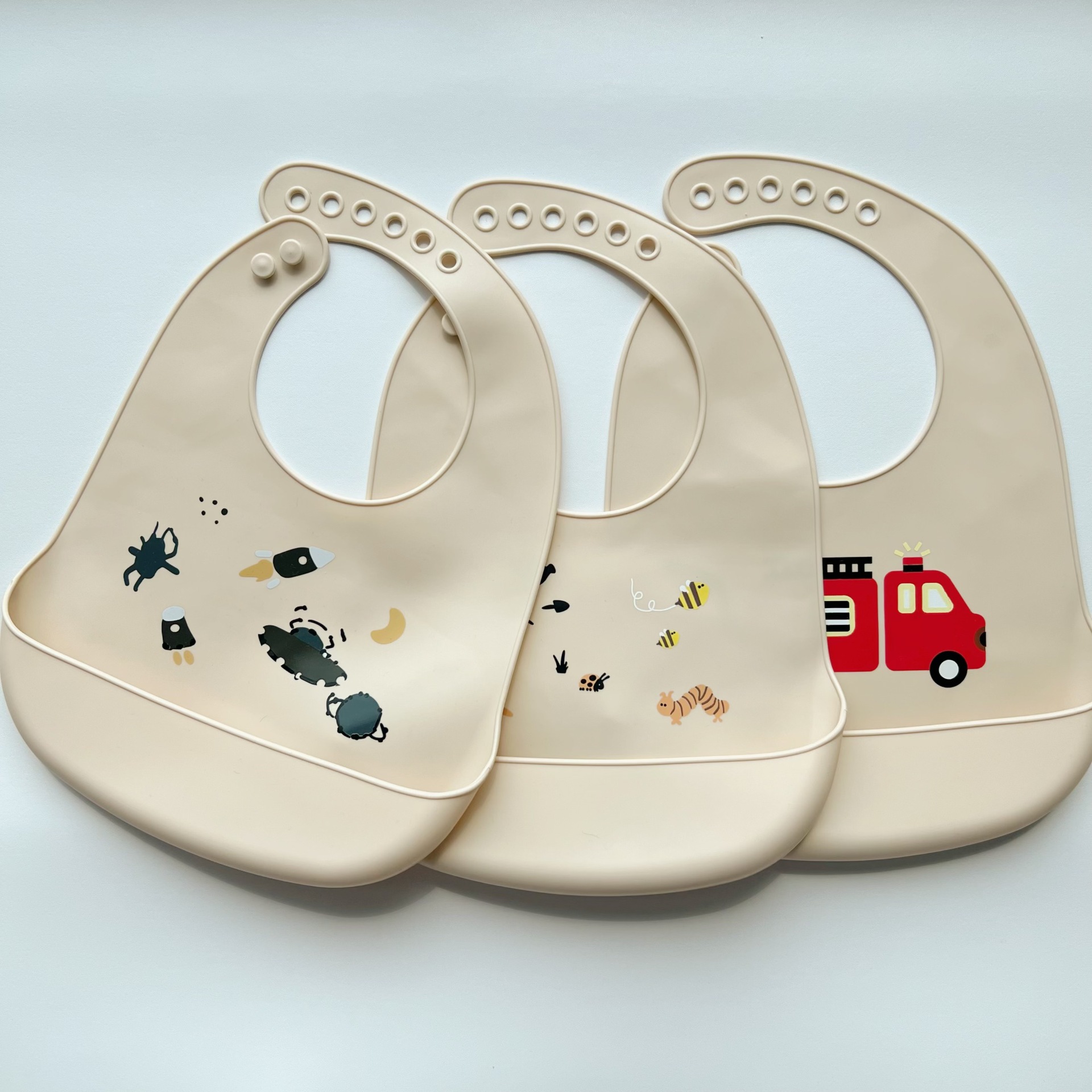 新款印花卡通昆虫汽车围兜 宝宝辅食食品级硅胶围兜 喂饭防脏围嘴