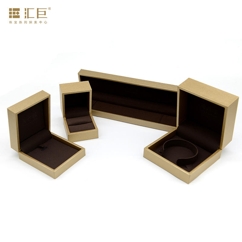 周六福现货pu拉丝珠宝盒翻盖首饰盒 戒指项链吊坠手镯珠宝饰品盒