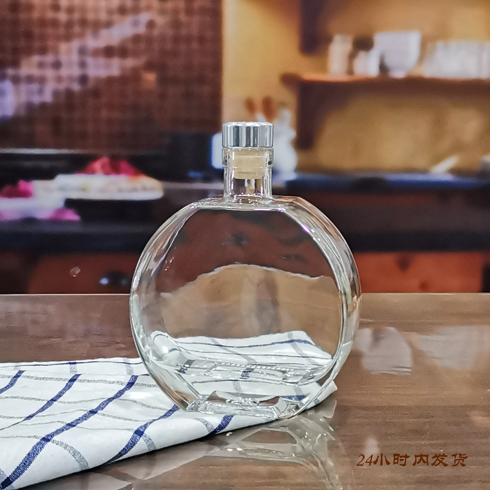 玻璃白酒瓶 750ml高白料白兰地扁瓶子 厂家现货供应玻璃酒瓶-阿里巴巴