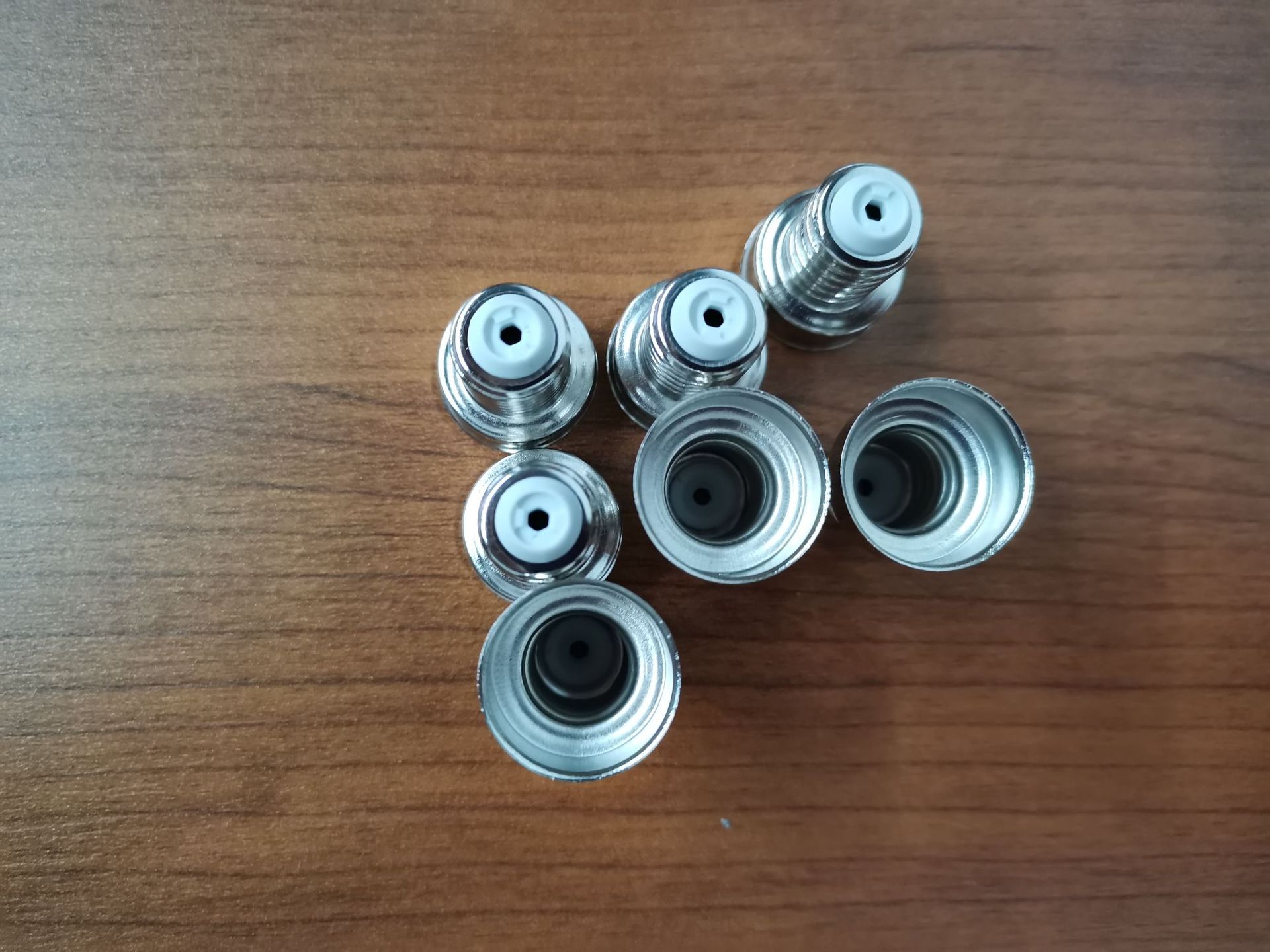 厂家直销e12铝镀镍免焊灯头e12铝镀镍灯头e12铝灯头e12灯头日标