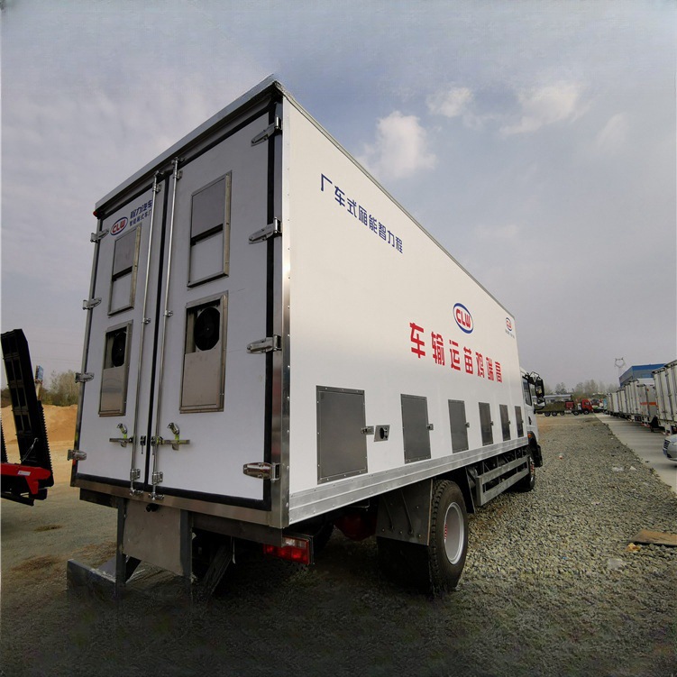 是一种厢式雏禽运输车,用于对厢体内温湿度要求及通风要求较高的活禽