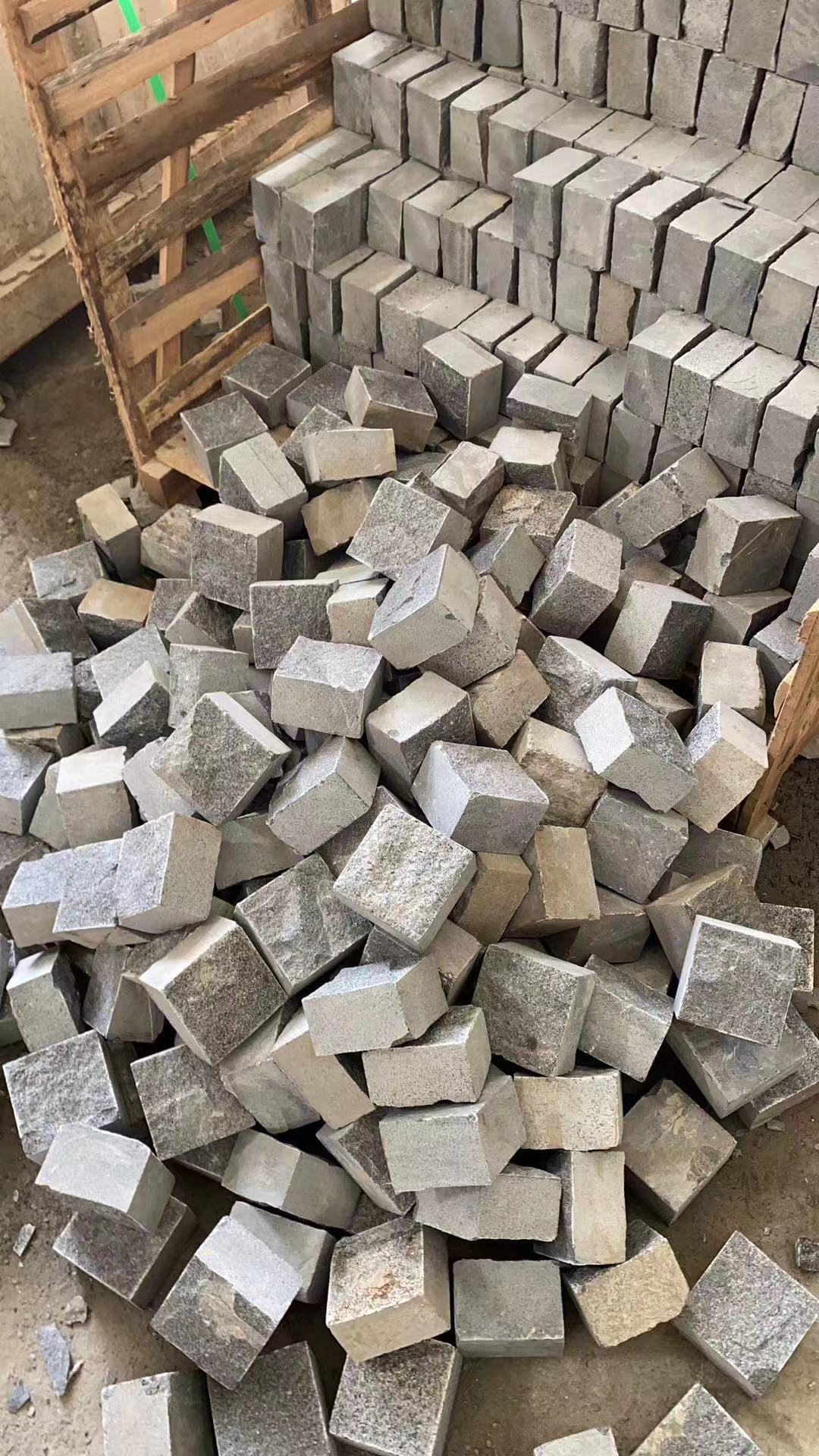 石材石料花岗岩芝麻黑马蹄石路沿石自然面滚石滚磨小方块专业定制