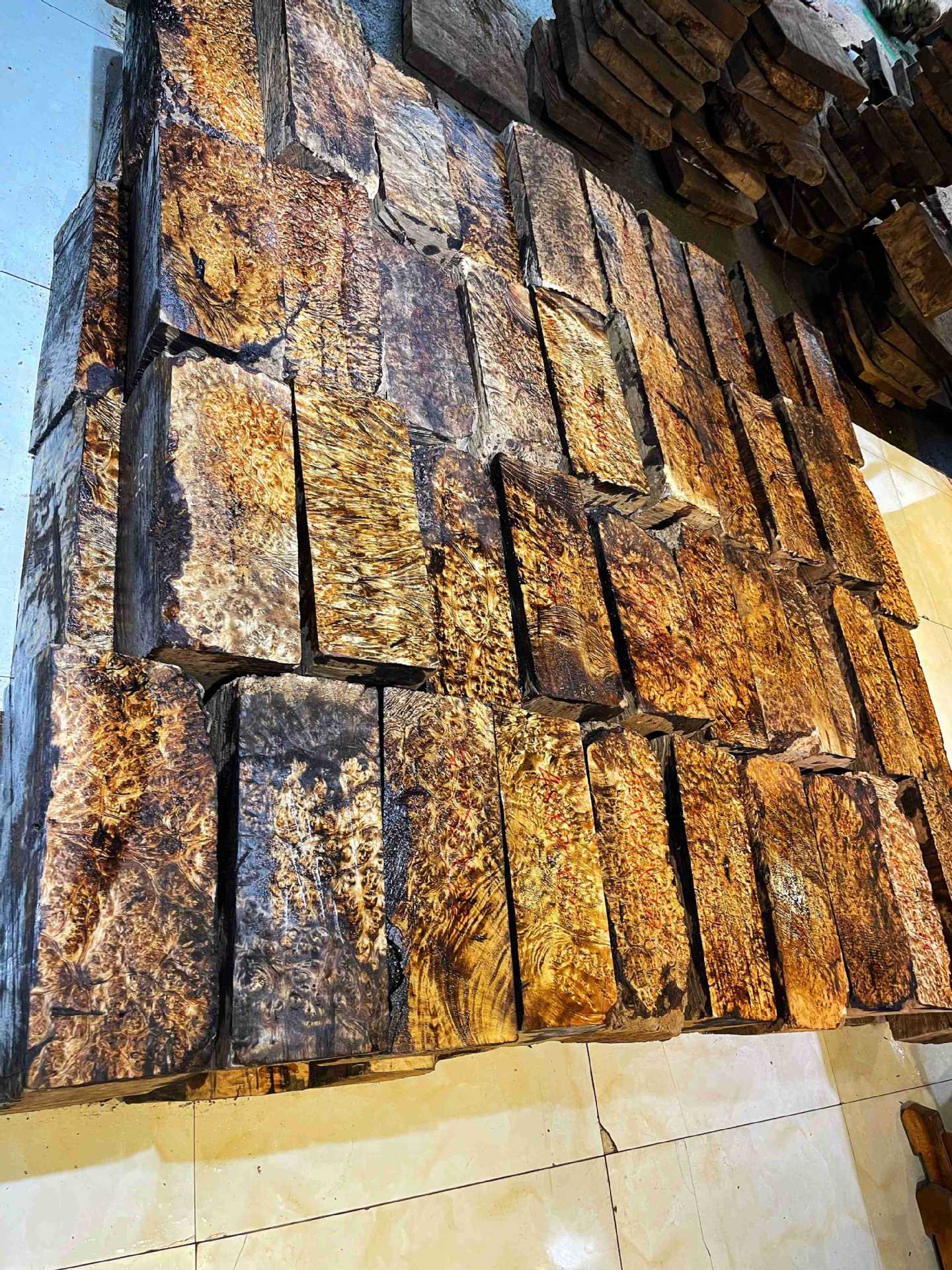黄金樟木山香果树瘤瘿木原料板材盒子木皮料全干了现货2吨