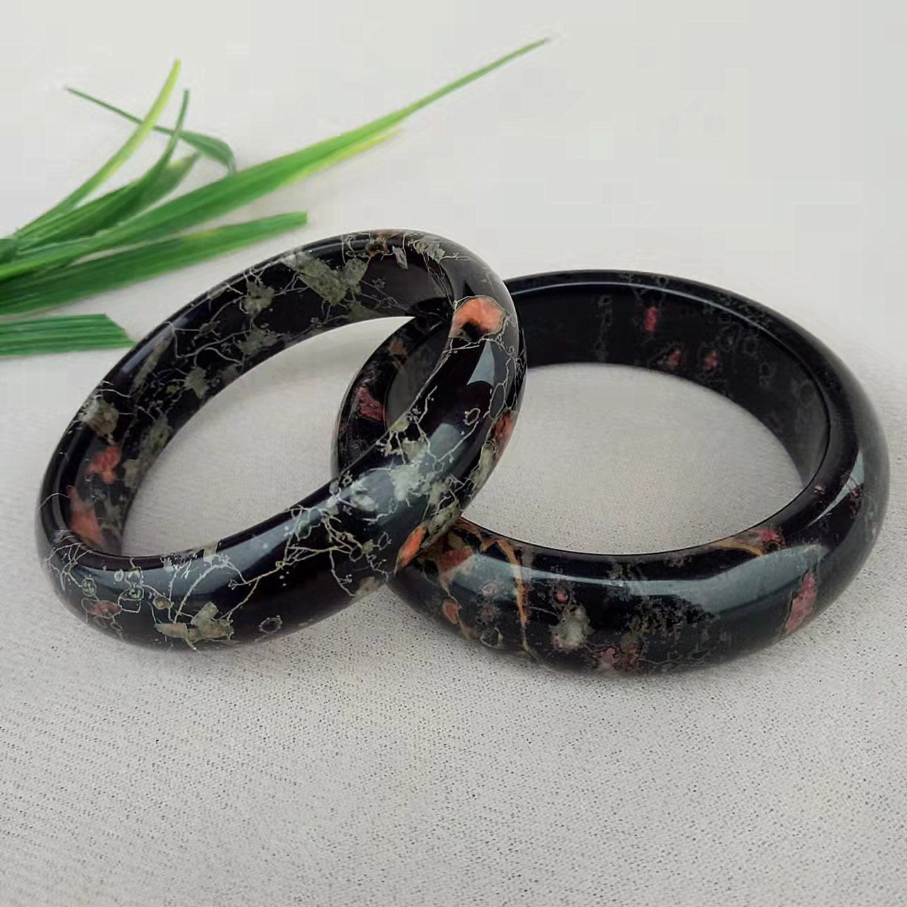 批发玉器a货精美桃花玉镯子原色花纹梅花玉手镯直播货源