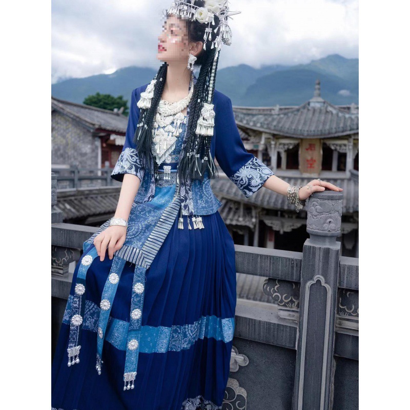 改良版苗疆服饰女旅拍摄影苗族服装蜡染抹胸长袖外套飘带长裙新款