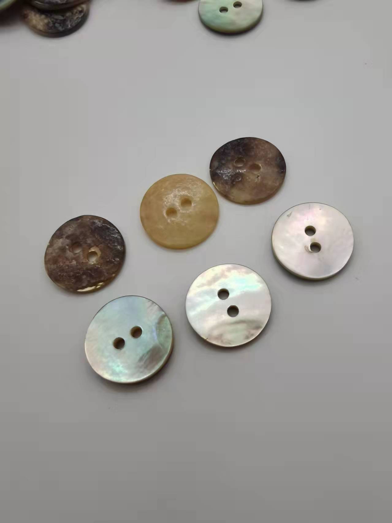 厂家现货天然马氏贝两眼钮扣衬衫针织衫毛衣童装纽扣扣子可加logo