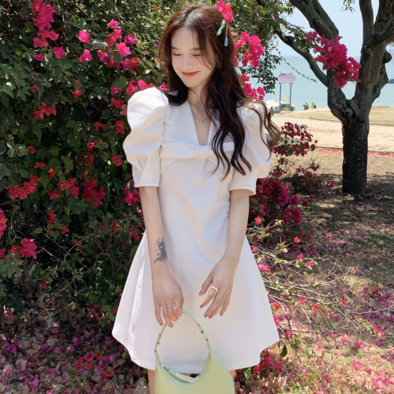 韩版ins法式气质减龄v领扭结设计感泡泡袖宽松白色小个子连衣裙