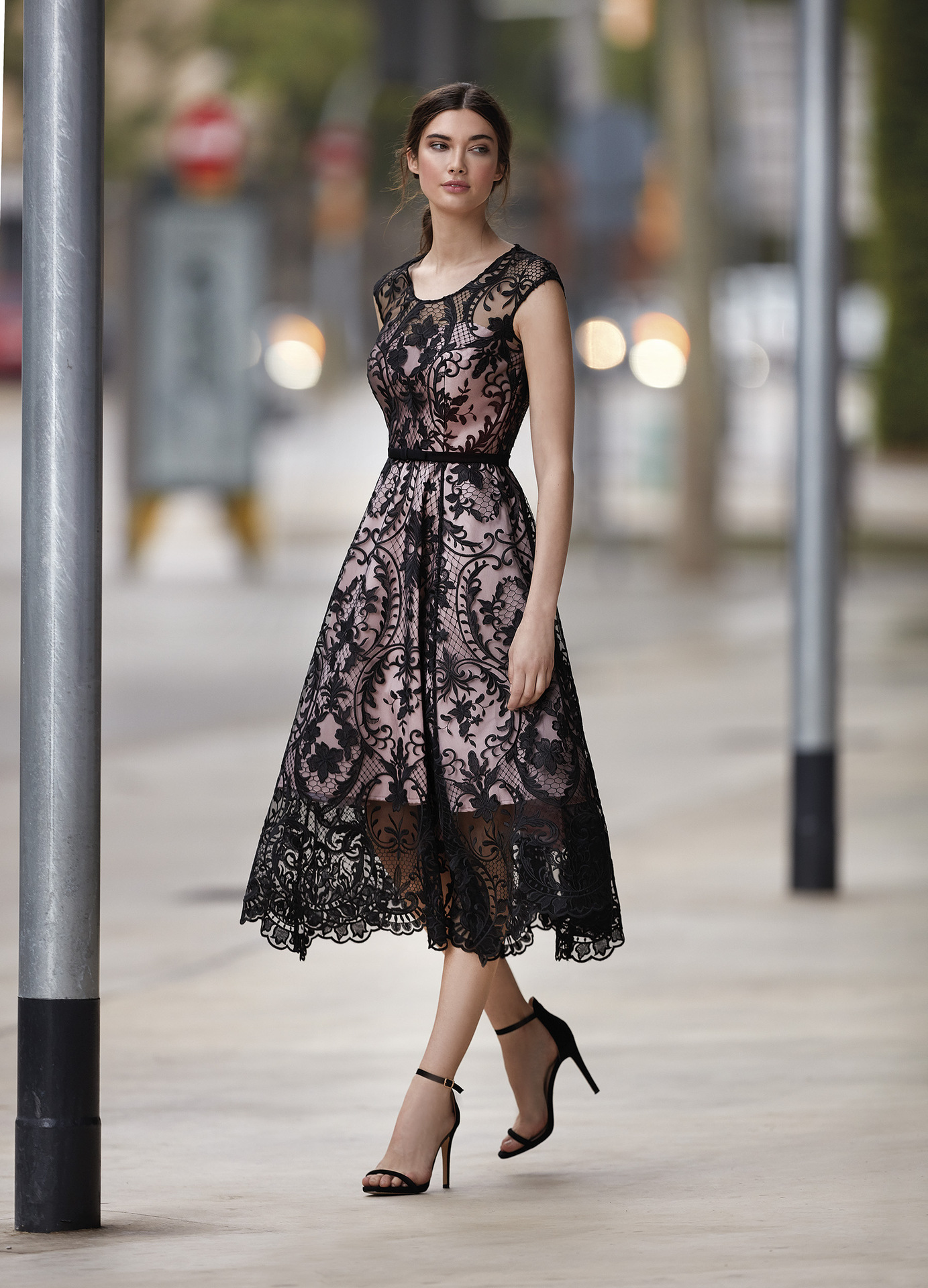 蕾丝中裙时尚连衣裙