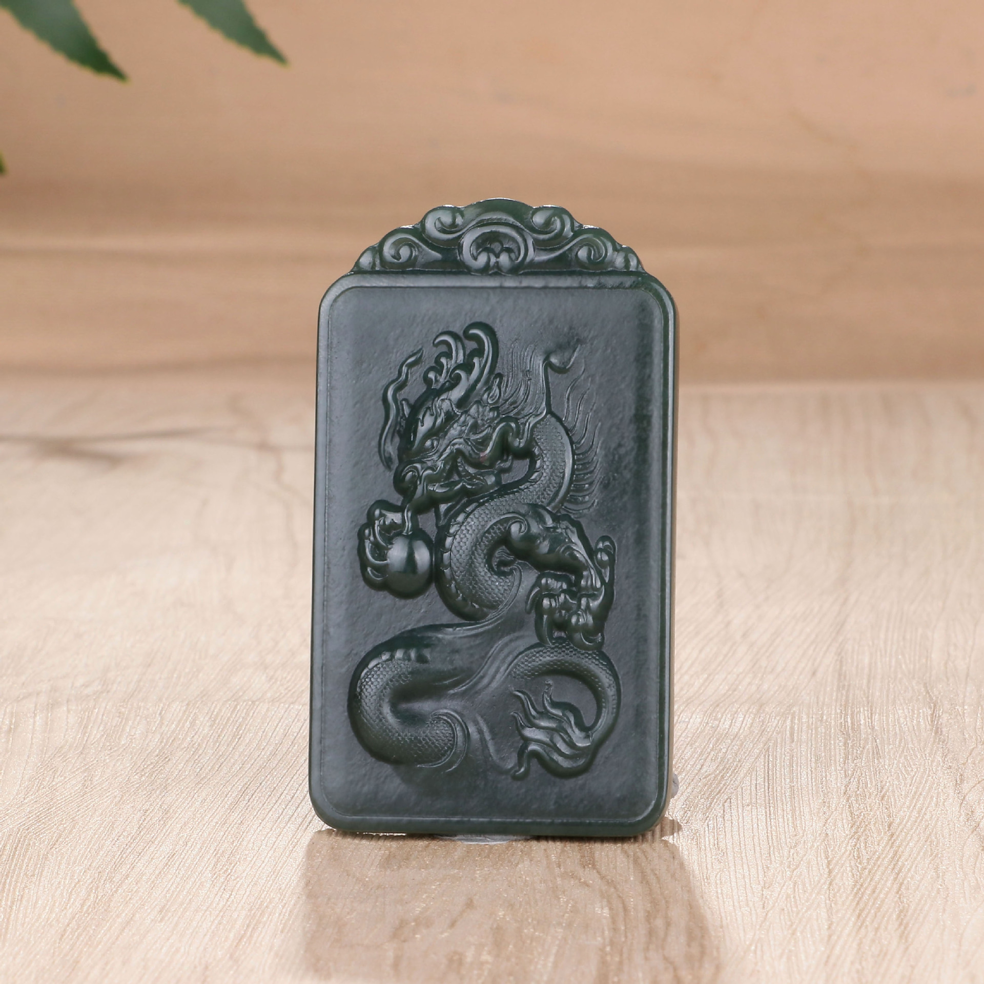 上新省级玉雕大师苏晓非工作室出品和田玉青玉青龙牌子吊坠挂件