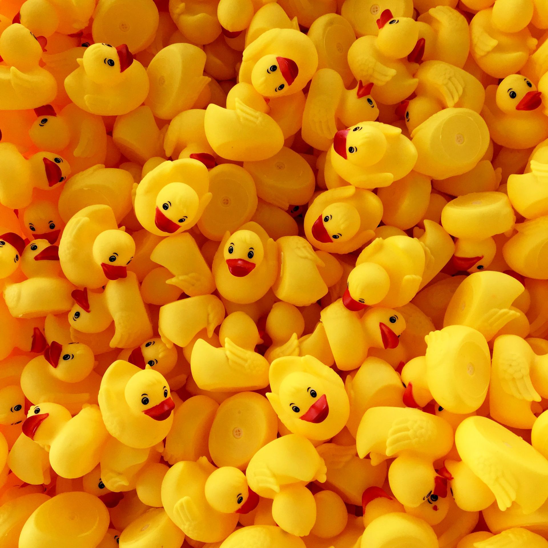 婴儿洗澡玩具小黄鸭 会游泳的小鸭子捏捏叫玩具 摆摊玩具批发夜市