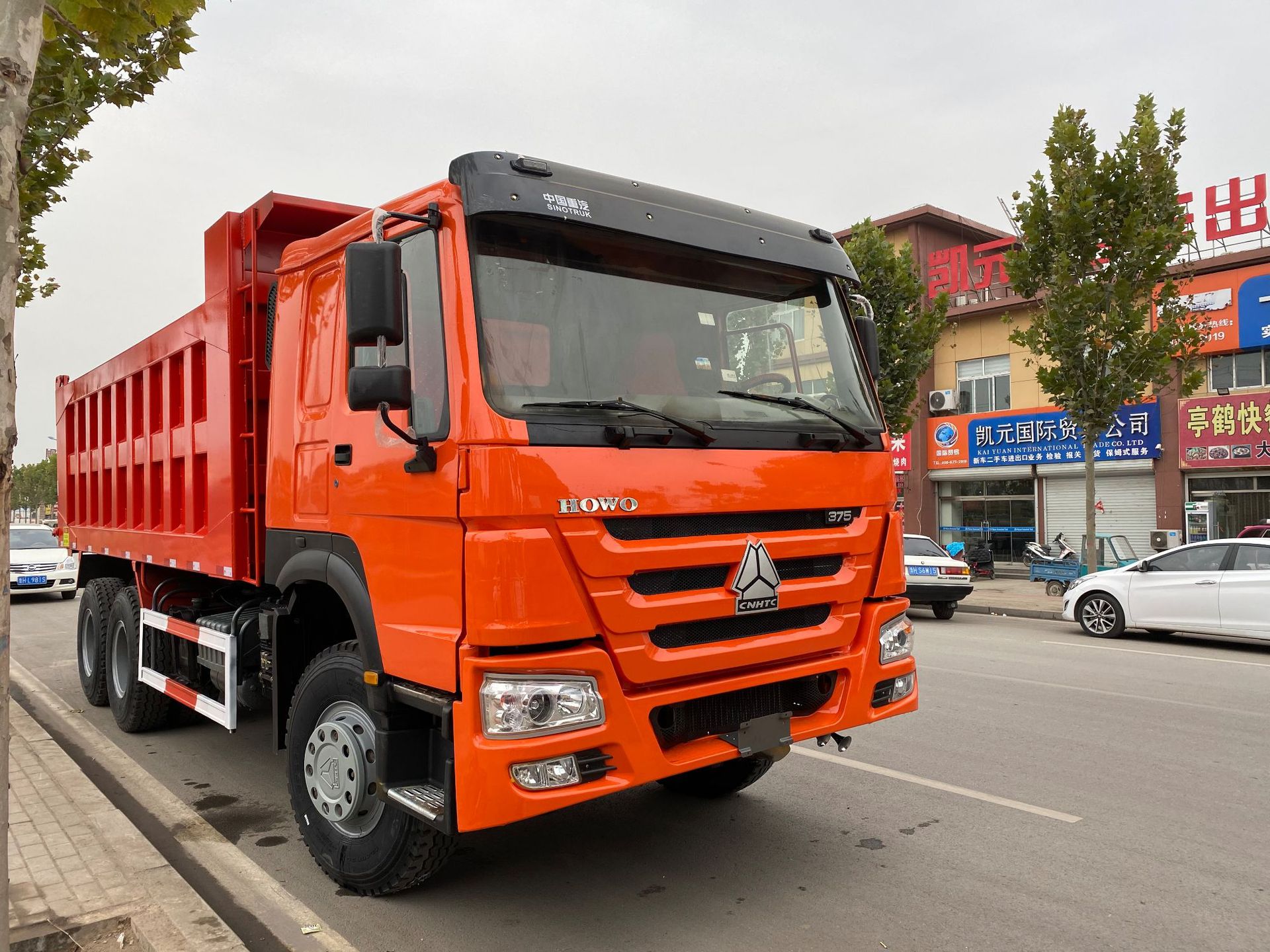 低价高品质二手重汽豪沃6*4自卸车 375马力卡车新轮胎 新大箱