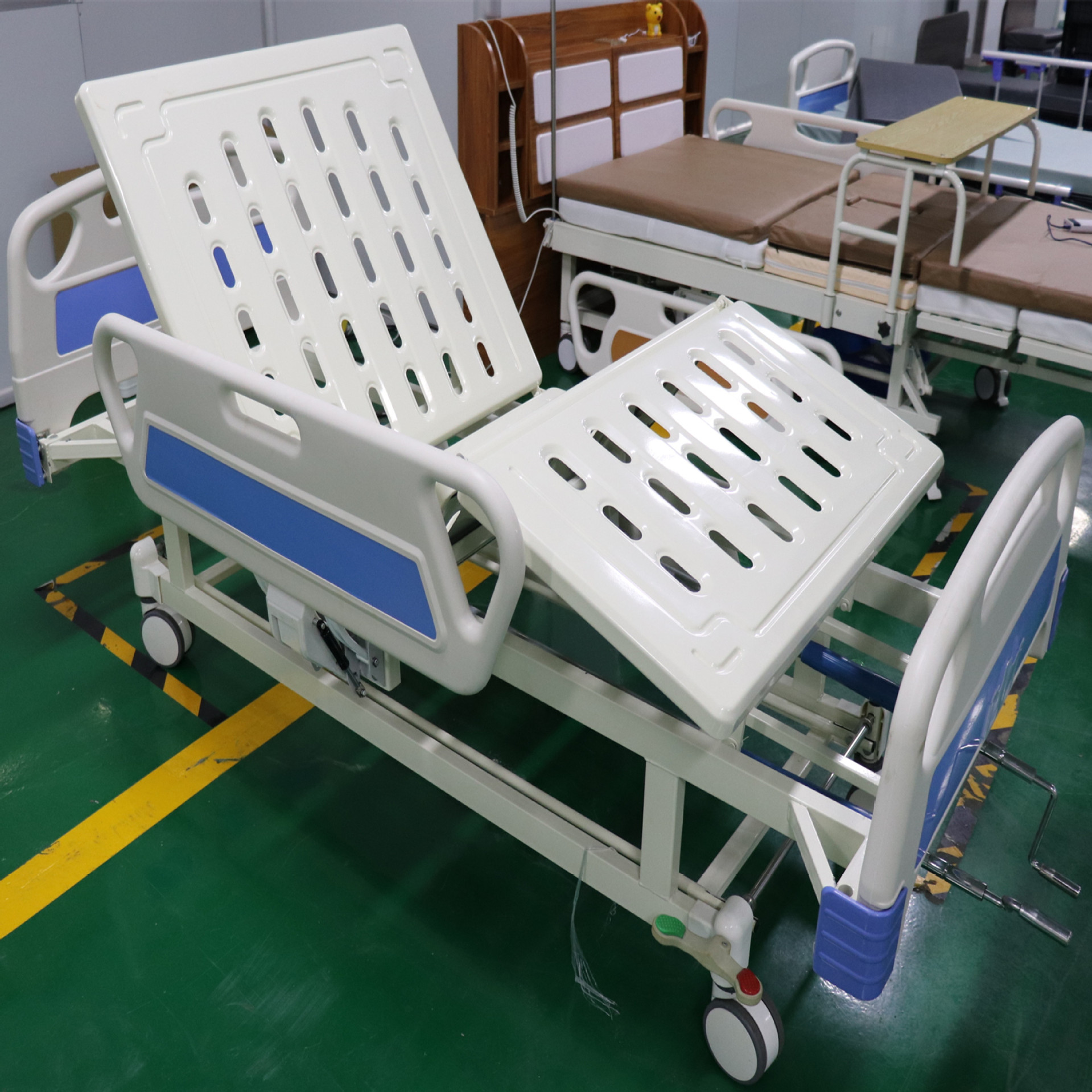 三折叠翻身护理床双摇双排轮护理床医用病床老人护理床多功能病床