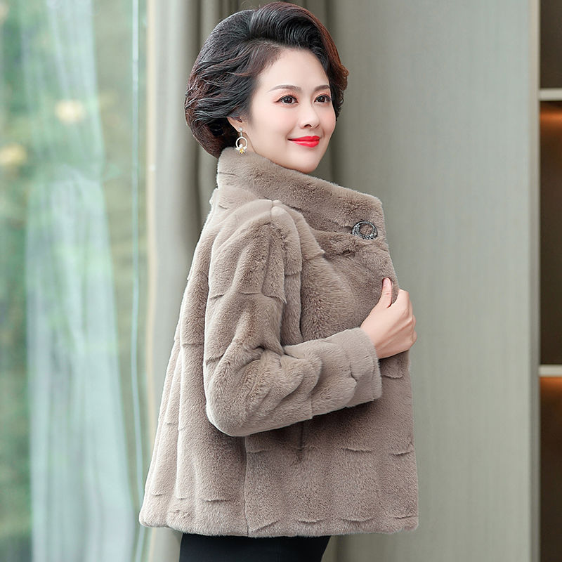 中年妈妈秋冬装水貂绒外套短款洋气中老年女高贵丹麦貂仿皮上衣