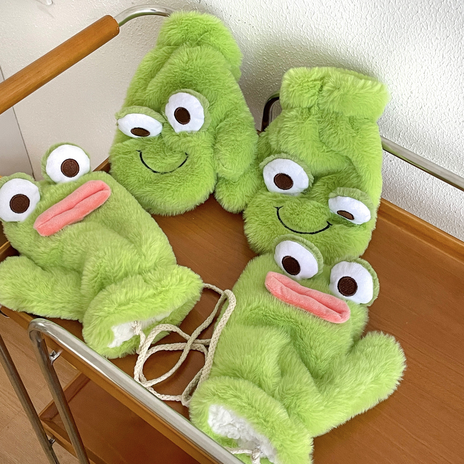 大眼香肠嘴青蛙手套冬季搞怪可爱学生骑车防寒保暖全包挂脖毛手套