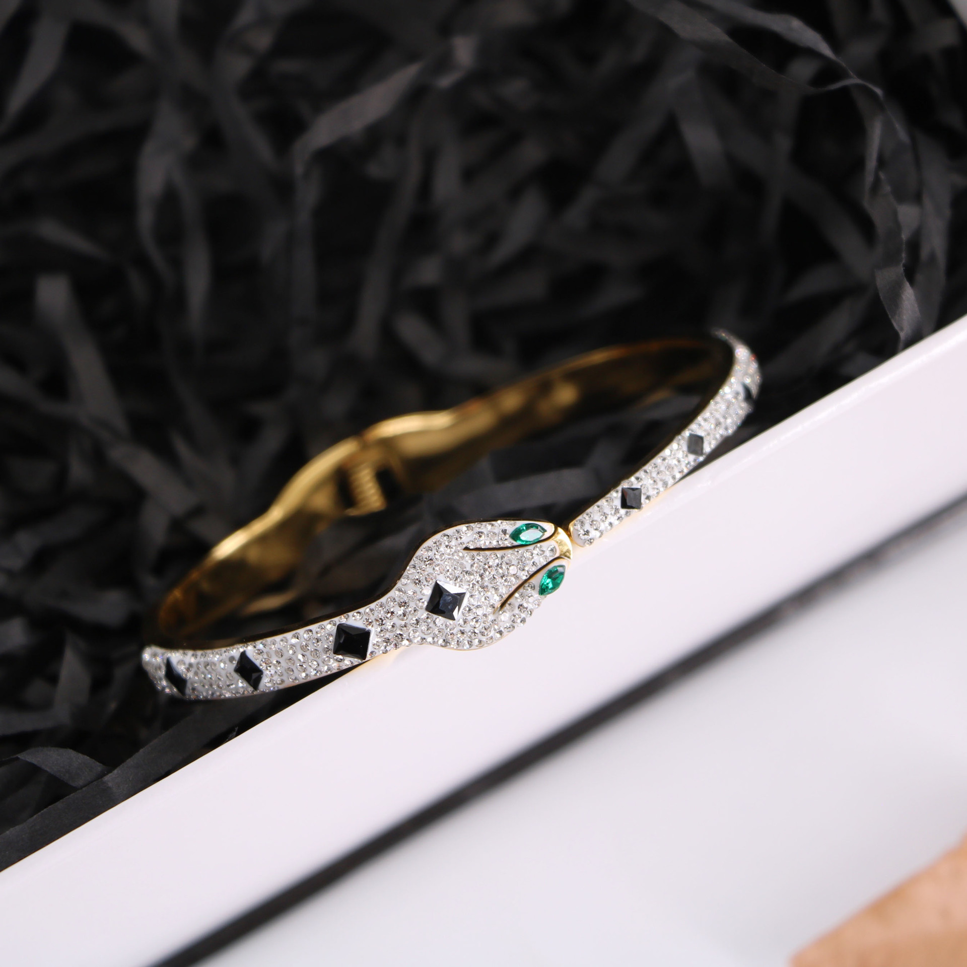 陈饰 bv复古绿钻满钻重工蛇型 弹簧钛钢手镯男女 轻奢风手环